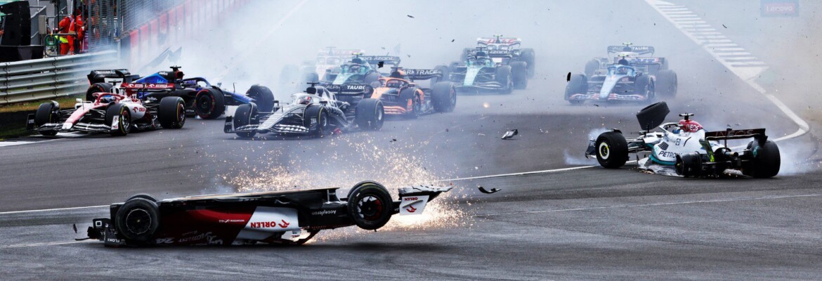 Perez acredita que acidente de Zhou mostra que não deve haver teto salarial dos pilotos na F1 Perez acredita que acidente de Zhou mostra que não deve haver teto salarial dos pilotos na F1