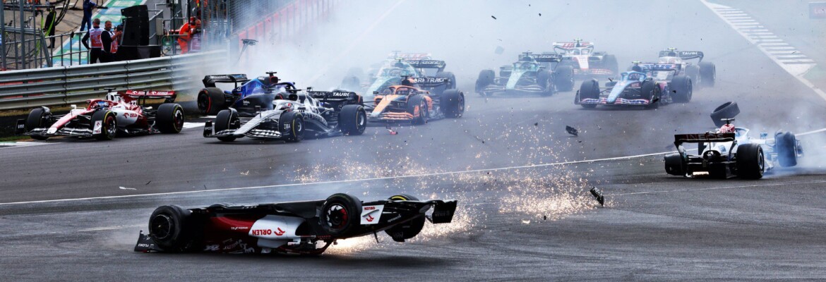 Manifestantes invadem a pista logo após acidente de Zhou em Silverstone