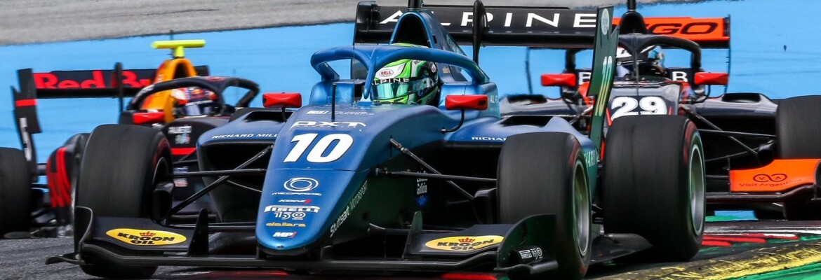 Caio Collet sobe no pódio em segundo lugar na Sprint Race da FIA F3 na Áustria