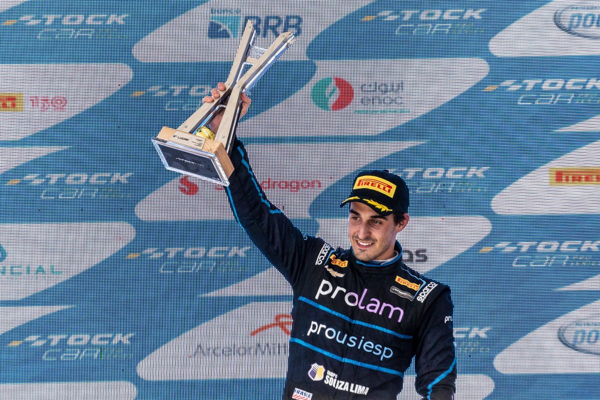 En su primer año, Rodrigo Baptista lidera la carrera y conquista su primer podio en Stock Car