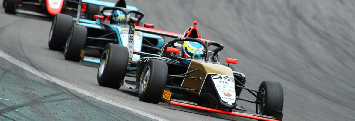 Monteiro termina etapa de Interlagos da F4 Brasil com três pódios