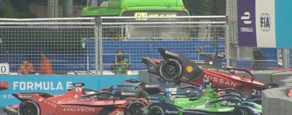 Vídeo: Oito pilotos se envolvem em acidente no início da corrida 1 da FE em Seul