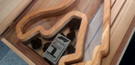 Foto: Troféu do GP da Bélgica da F1 é feito com carvalho centenário e água da Eau Rouge