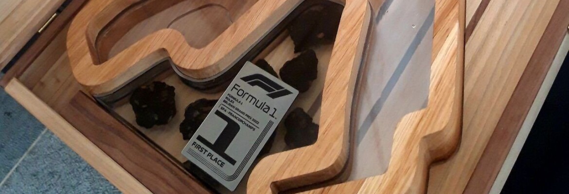 Foto: Troféu do GP da Bélgica da F1 é feito com carvalho centenário e água da Eau Rouge