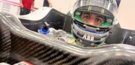 Foto: Di Grassi visita Mahindra e faz molde de assento para temporada 2023 da Fórmula E