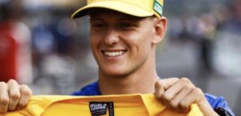 Foto: Mick recebe boné e camiseta em homenagem a primeira vitória de Schumacher em Spa