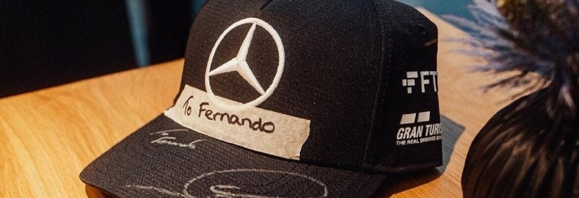 Foto: Hamilton assina boné da Mercedes e dedica a Alonso após GP da Bélgica da F1