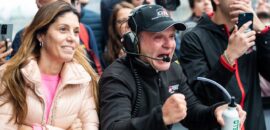 ”Ser pai é muito mais difícil do que pilotar”, diz o emocionado Barrichello sobre a 1ª vitória do filho na F4