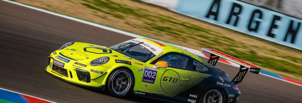 Dinardi celebra pódio após pneu furado na Porsche Cup