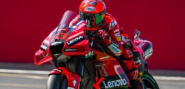 Bagnaia resiste pressão de Viñales e conquista vitória na Inglaterra; Quartararo é 8º