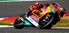 Fernandez passa Lopez na última volta e vence na Moto2 na Inglaterra