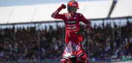 Bagnaia revela ajudas inusitadas de Rossi e Stoner em vitória na Inglaterra
