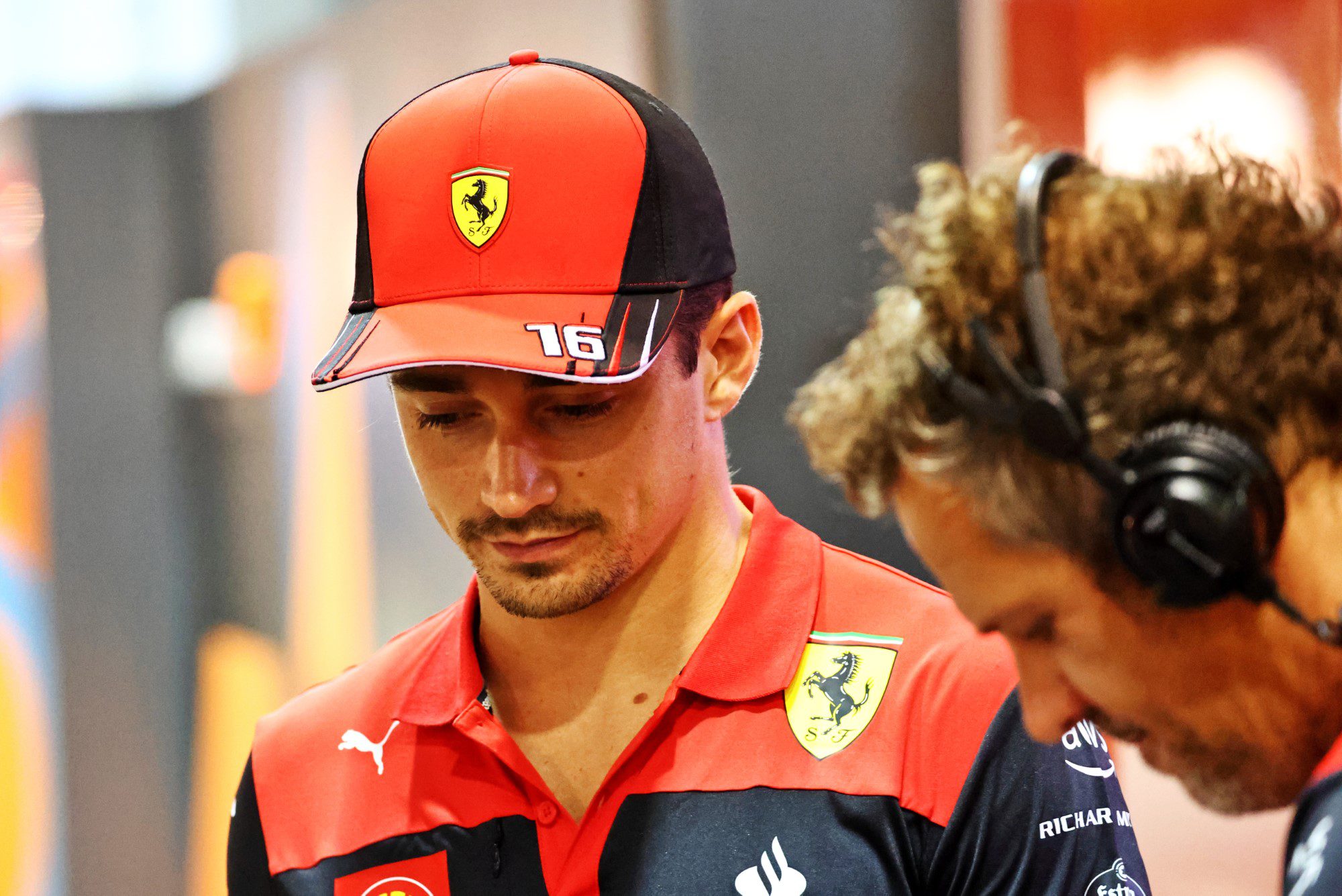 Las posibilidades de título de Leclerc socavadas por los errores de Ferrari