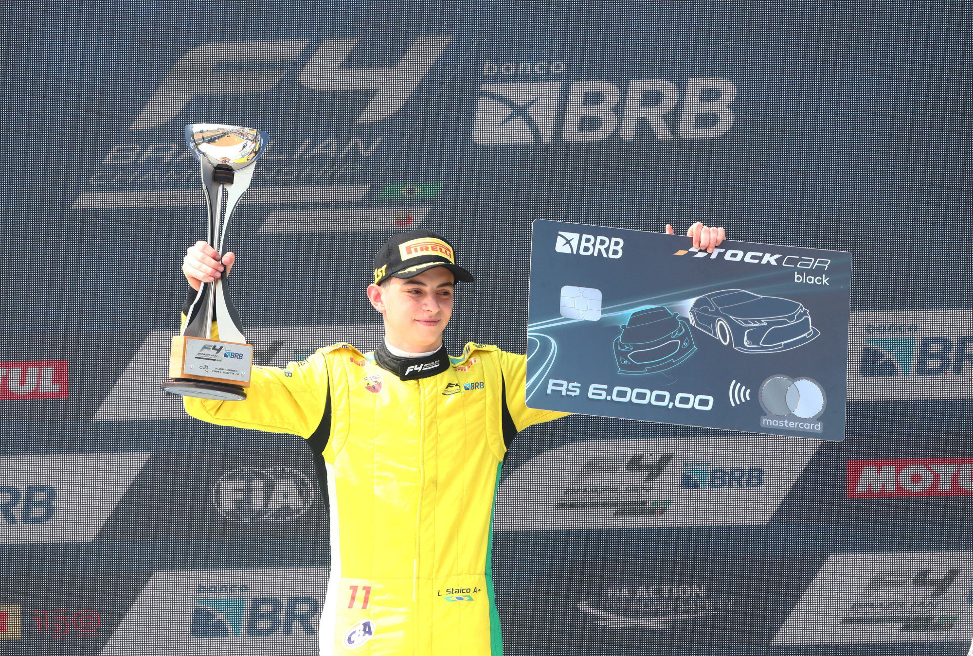 Lucas Staico celebra la victoria y las poles durante la 4ª etapa de la Fórmula 4 Brasil en Velocitta