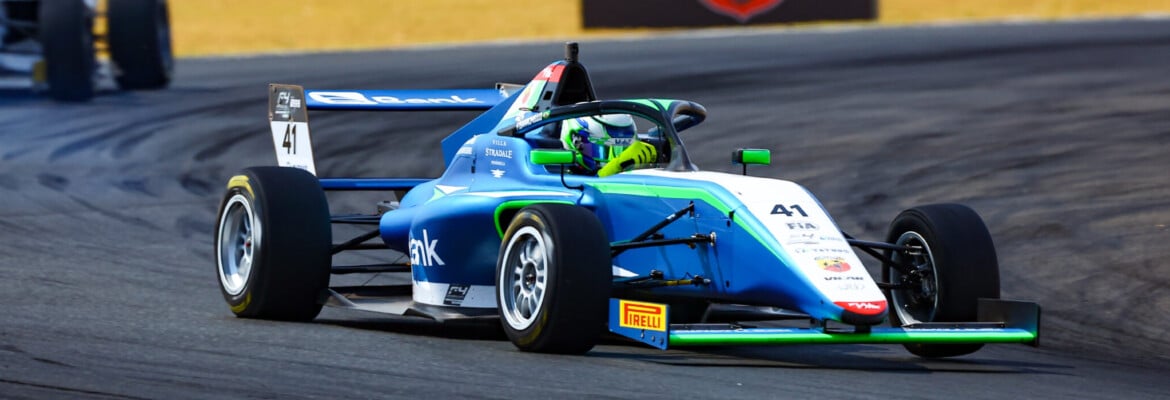 Fernando Barrichello sobe ao pódio “familiar” no Velocitta pela F4 Brasil