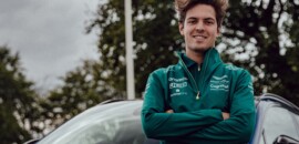 F1: Foto – Drugovich faz primeira visita à fábrica da Aston Martin e molda assento
