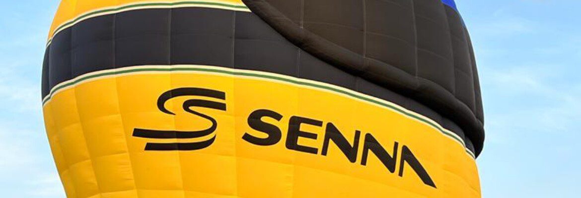 Balão no formato do capacete de Ayrton Senna homenageia tricampeão