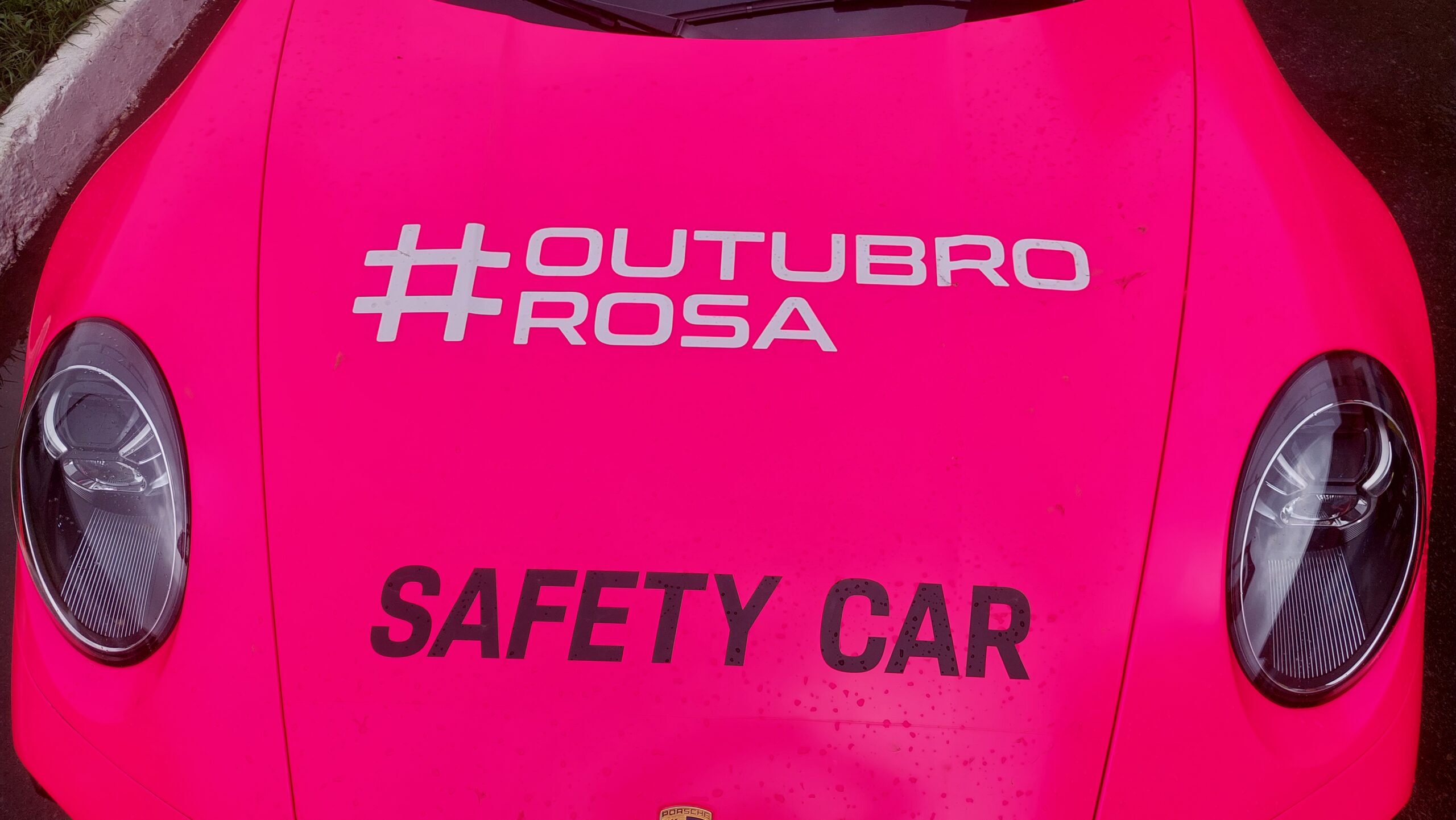 Foto: Porsche Cup pinta safety-car em campanha de conscientização ao Outubro Rosa Foto: Porsche Cup pinta safety-car em campanha de conscientização ao Outubro Rosa