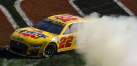 Logano vira líder no fim, vence em Las Vegas e avança para decisão da Nascar