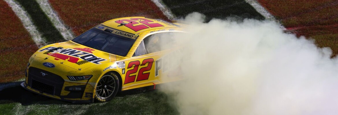 Logano vira líder no fim, vence em Las Vegas e avança para decisão da Nascar