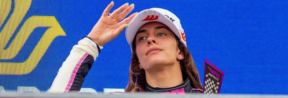 Marta García comemora pódio em “corrida difícil fisicamente” da W Series em Singapura
