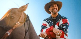 F1: Vídeo – Ricciardo chega montado em cavalo no Circuito das Américas nos EUA