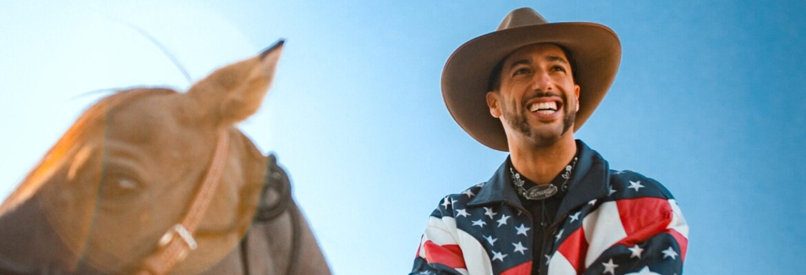 F1: Vídeo – Ricciardo chega montado em cavalo no Circuito das Américas nos EUA