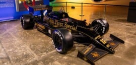 Ayrton Senna é destaque em exposição em São Paulo sobre os 50 anos da F1 no Brasil
