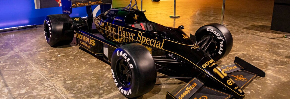 Ayrton Senna é destaque em exposição em São Paulo sobre os 50 anos da F1 no Brasil