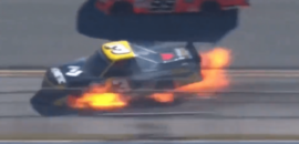 Piloto se joga de carro em chamas durante etapa da Nascar Truck Series