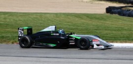 Gabriel Fonseca larga da pole position, mas é abalroado por concorrente na largada da etapa da Virgínia da Fórmula 4 US