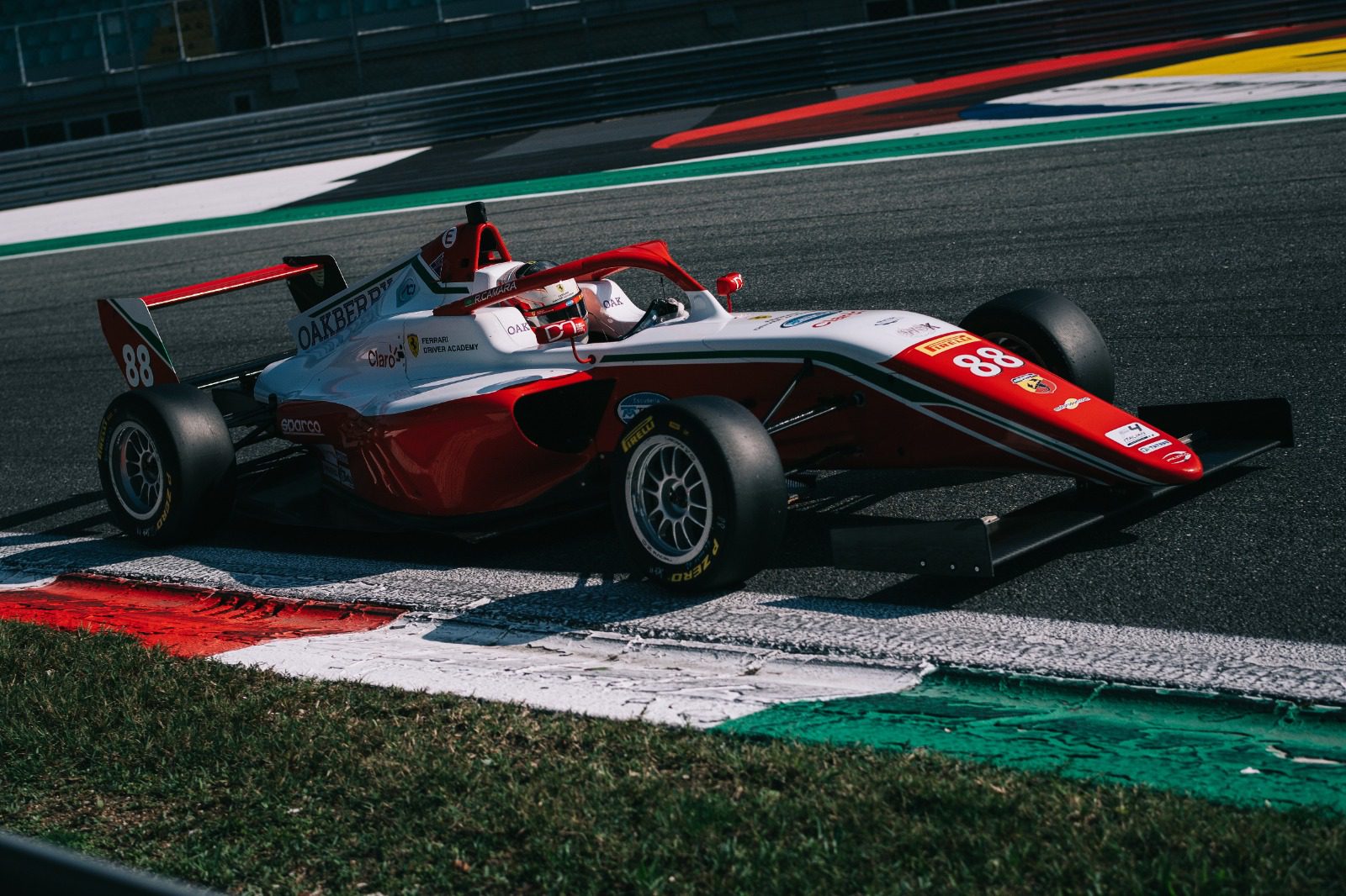 En Monza, Rafa Câmara logra la pole y el top5 del mayor escenario de la historia de la F4 italiana