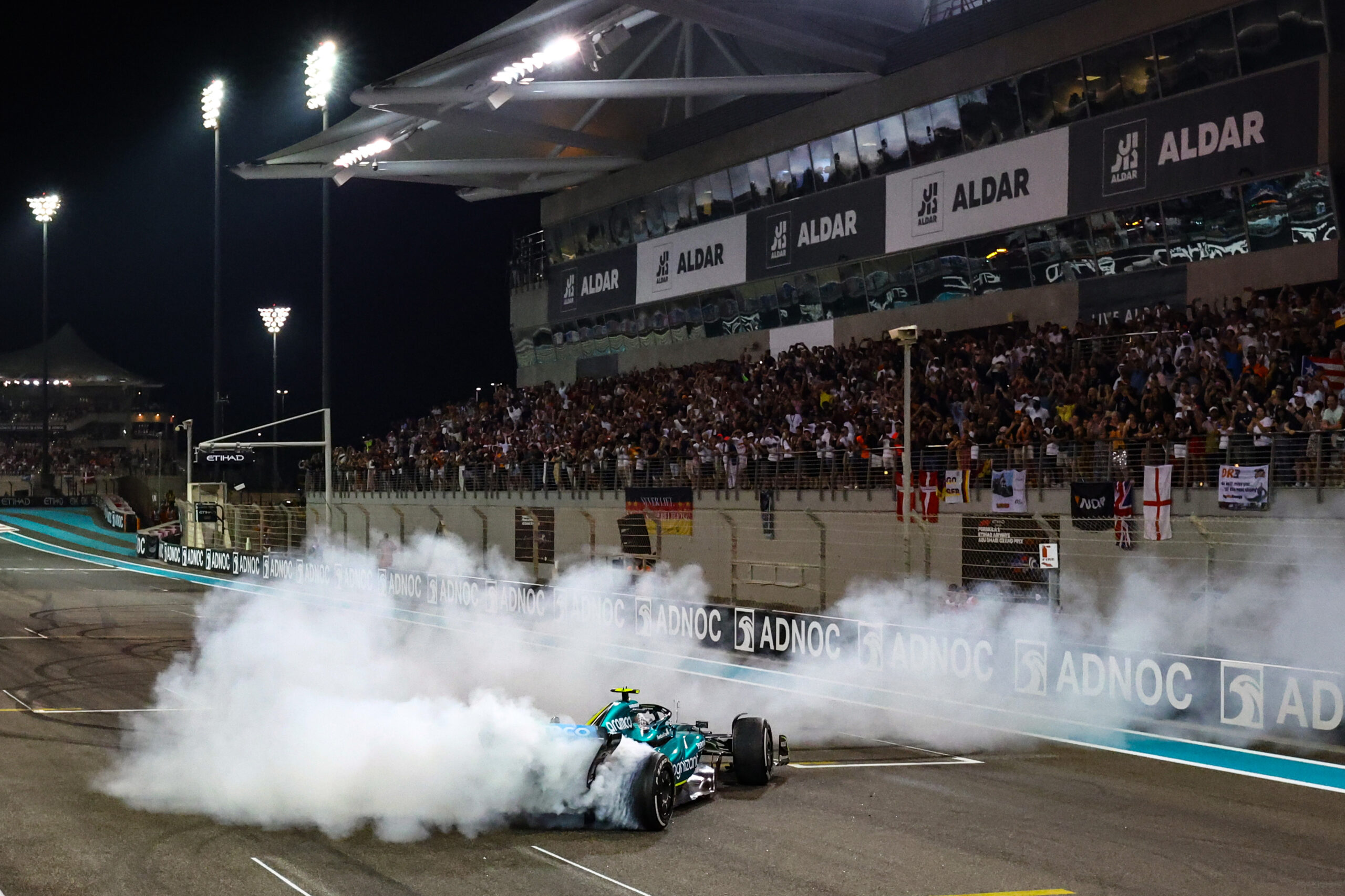 Fotos: Verstappen, Leclerc e Vettel dão 360° na despedida da temporada 2022 da F1