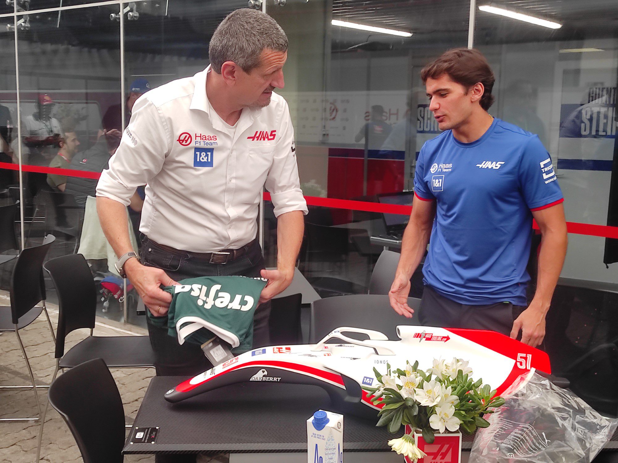 F1 IN LOCO: Pietro Fittipaldi presenteia chefe da Haas com camisa do Palmeiras F1 2022, GP de São Paulo, Interlagos, Brasil