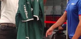 F1 IN LOCO: Pietro Fittipaldi presenteia chefe da Haas com camisa do Palmeiras