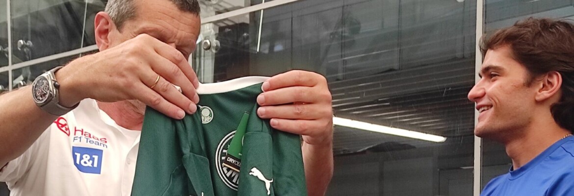F1 IN LOCO: Pietro Fittipaldi presenteia chefe da Haas com camisa do Palmeiras F1 IN LOCO: Pietro Fittipaldi presenteia chefe da Haas com camisa do Palmeiras
