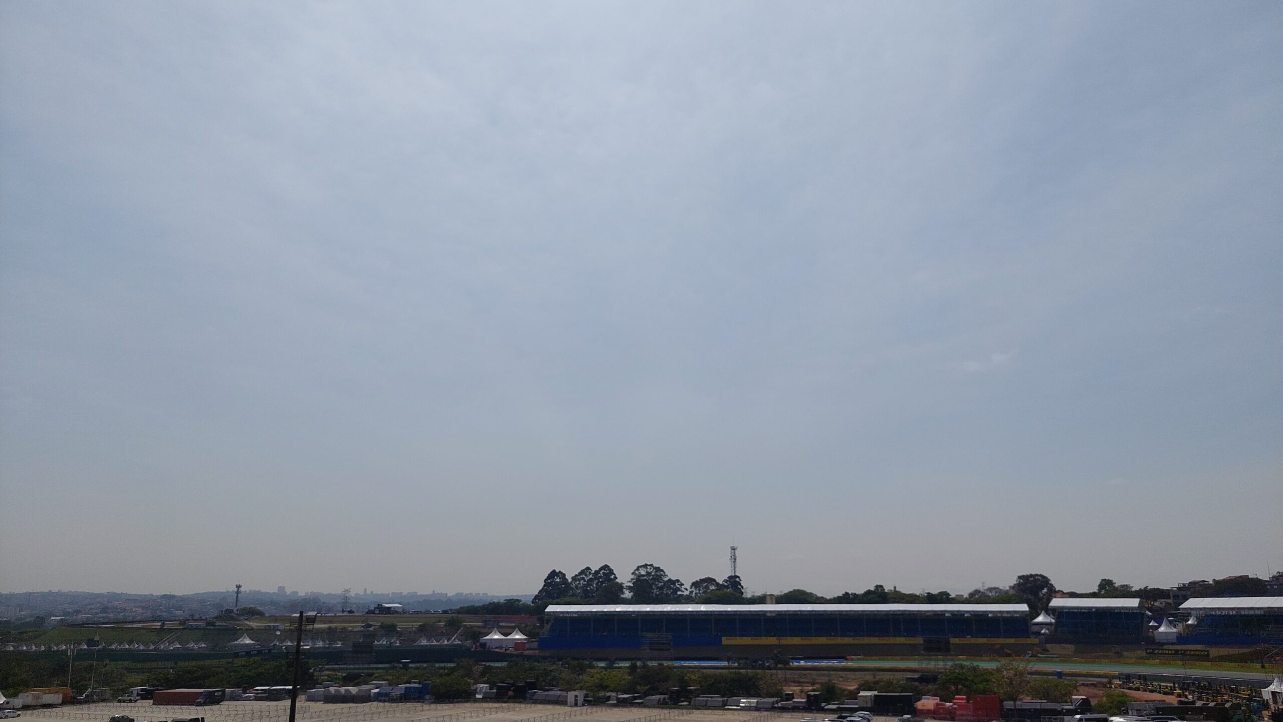 F1 IN LOCO: Dia amanhece aberto, com sol e bastante calor em Interlagos