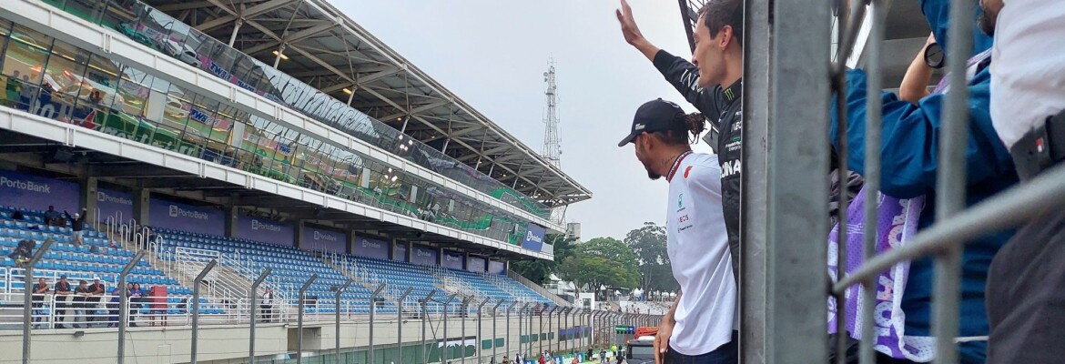 F1 IN LOCO – Fotos: Russell e Hamilton vão ao pitwall e levam fãs à loucura em Interlagos