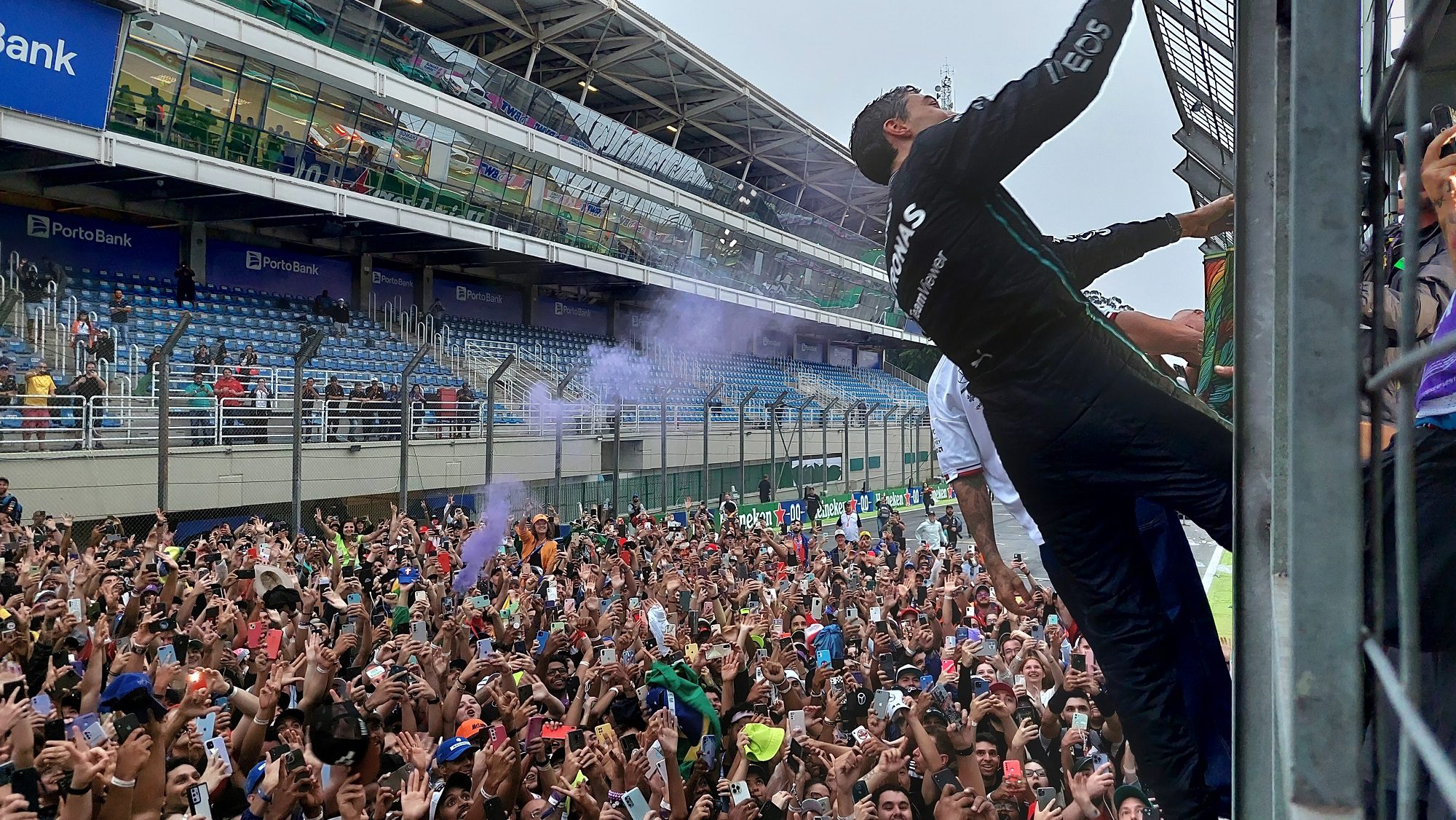 F1 IN LOCO – Fotos: Russell e Hamilton vão ao pitwall e levam fãs à loucura em Interlagos