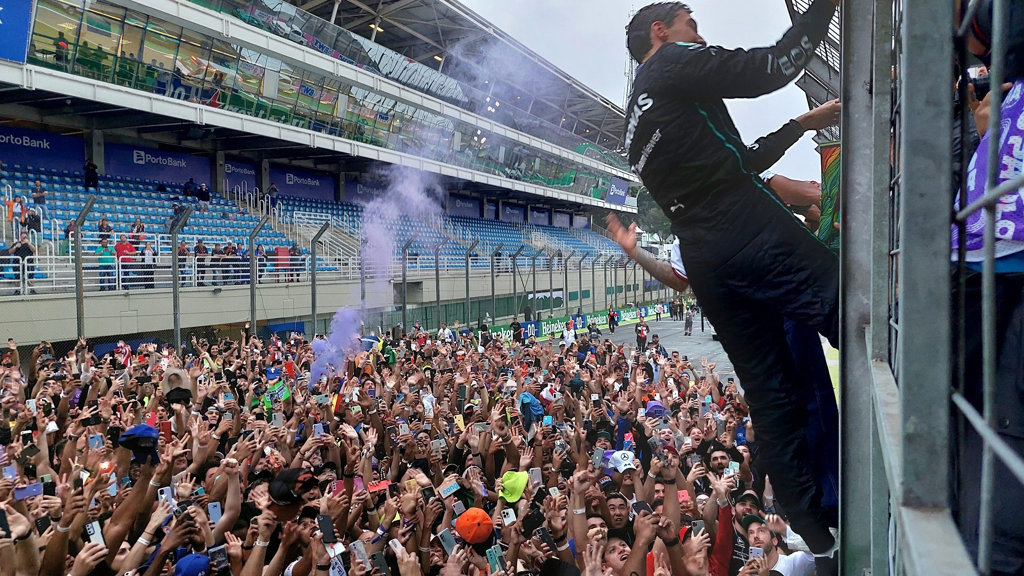 F1 IN LOCO – Fotos: Russell e Hamilton vão ao pitwall e levam fãs à loucura em Interlagos