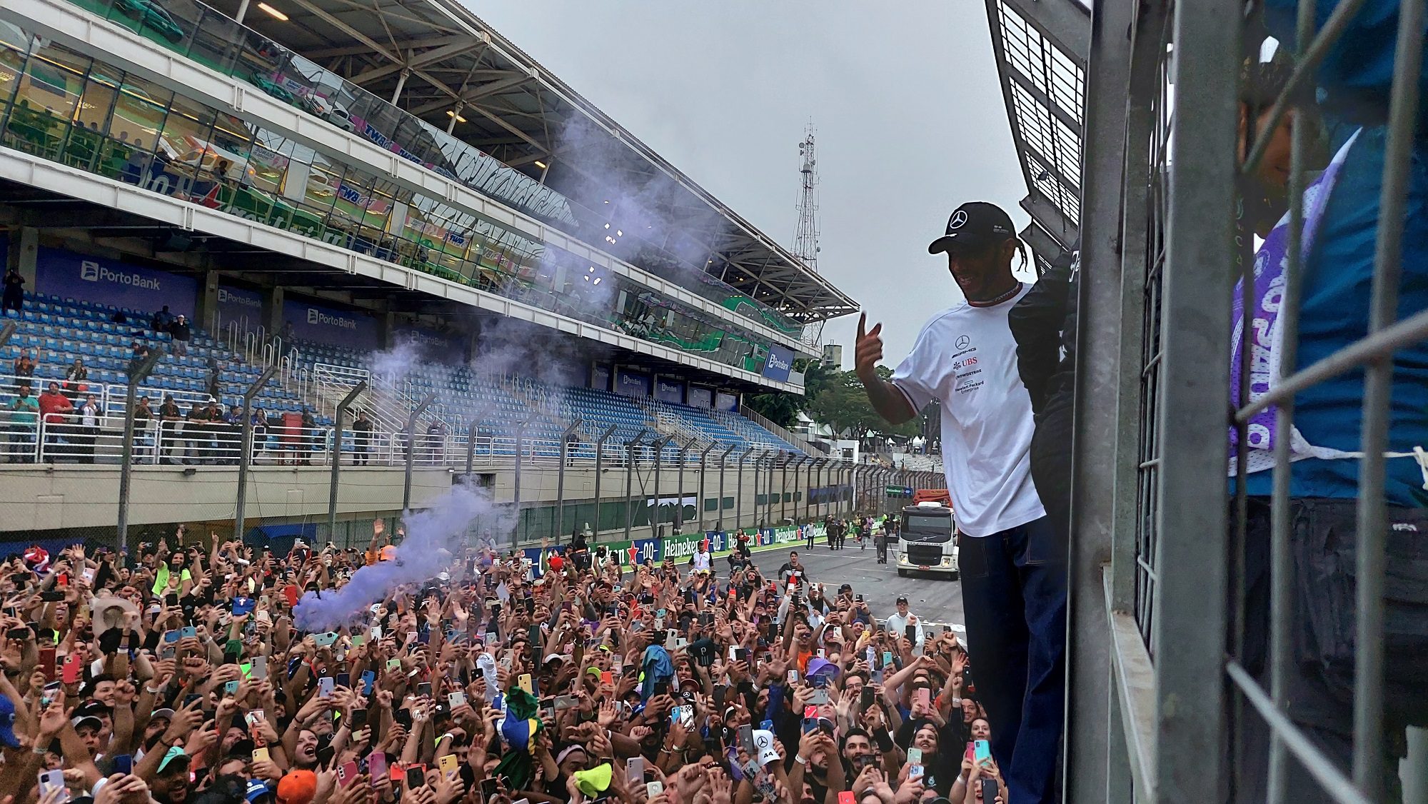 F1 IN LOCO – Fotos: Russell e Hamilton vão ao pitwall e levam fãs à loucura em Interlagos