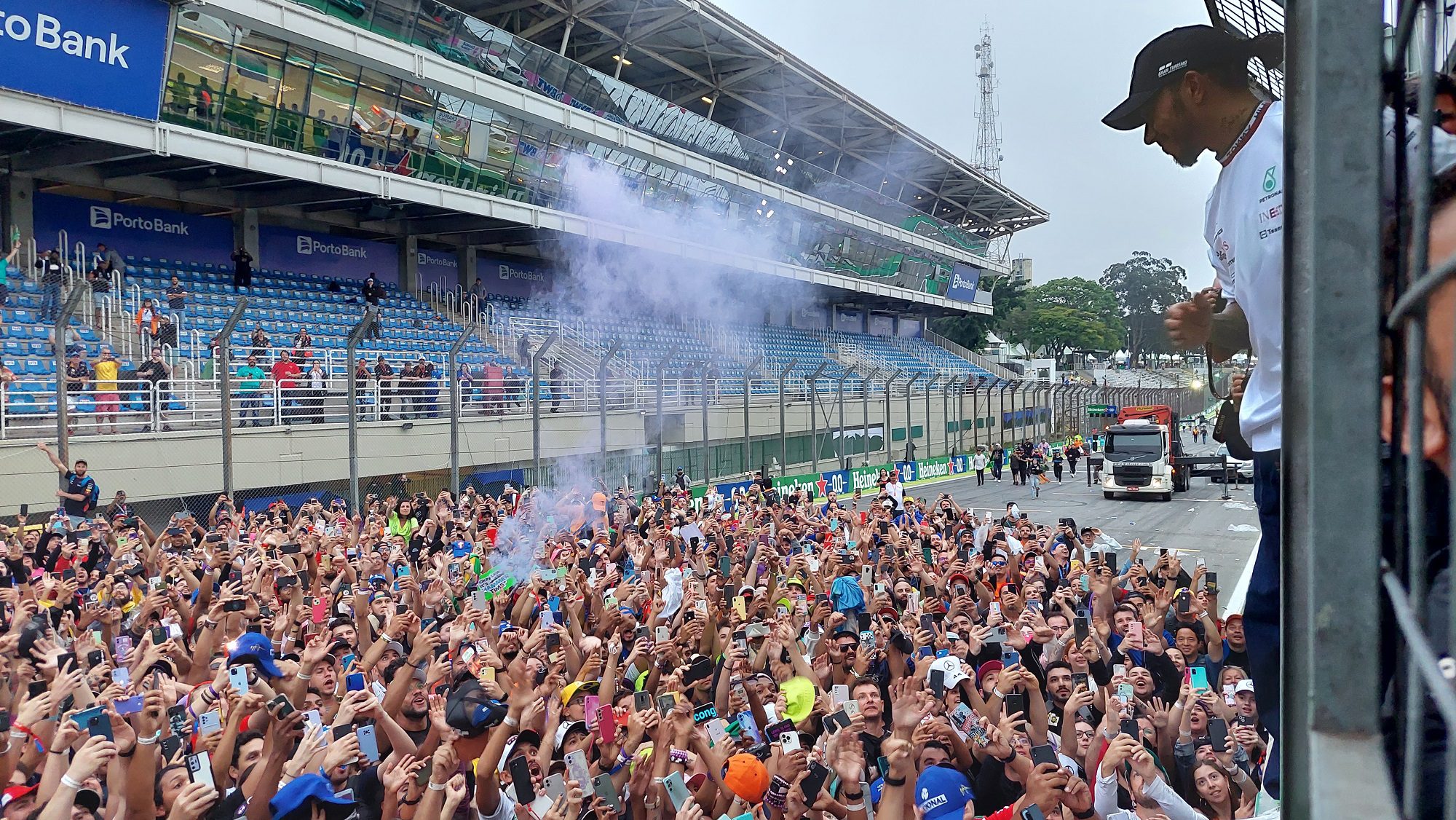 F1 IN LOCO – Fotos: Russell e Hamilton vão ao pitwall e levam fãs à loucura em Interlagos