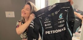 F1 – Foto: Casal de vídeo viral ganha macacão autografado por Hamilton de presente no GP de SP
