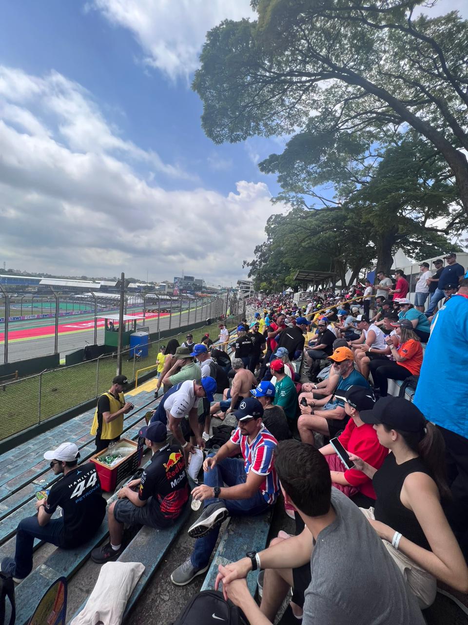 F1 IN LOCO - Público marca presença e começa festa cedo no sábado de F1 em SP