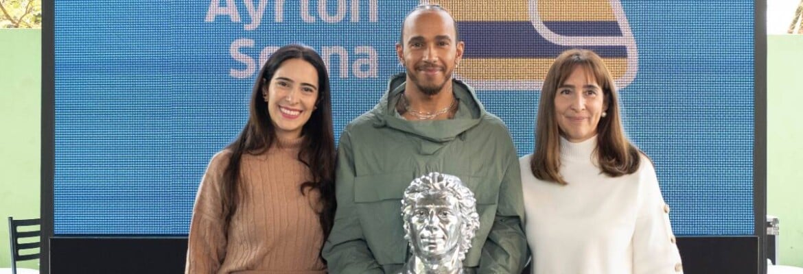 Lewis Hamilton se junta ao Instituto Ayrton Senna em visita para conversar com alunos de escola pública de São Paulo