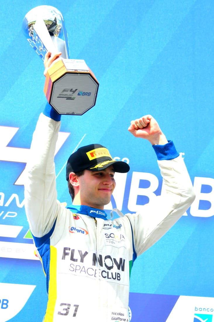Nic Giaffone triunfa e se torna o primeiro piloto da F4 Brasil a vencer em três pistas diferentes