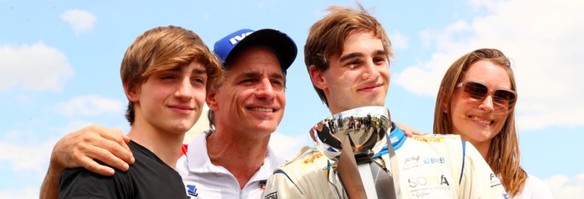 Nic Giaffone triunfa e se torna o primeiro piloto da F4 Brasil a vencer em três pistas diferentes