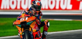 Acosta vence em Valência na Moto2: Fernandez vê Ogura cair e é campeão