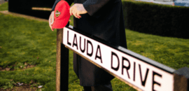 F1: Mercedes homenageia Niki Lauda e troca nome de avenida em Brackley