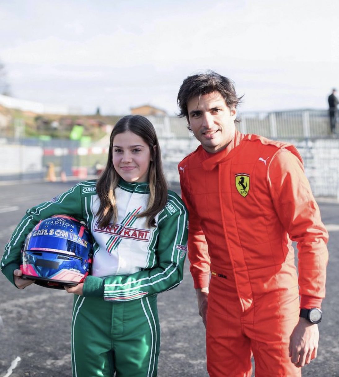Encontro entre Sainz e Zoe Potolea, a vencedora do Girls on Track Junior